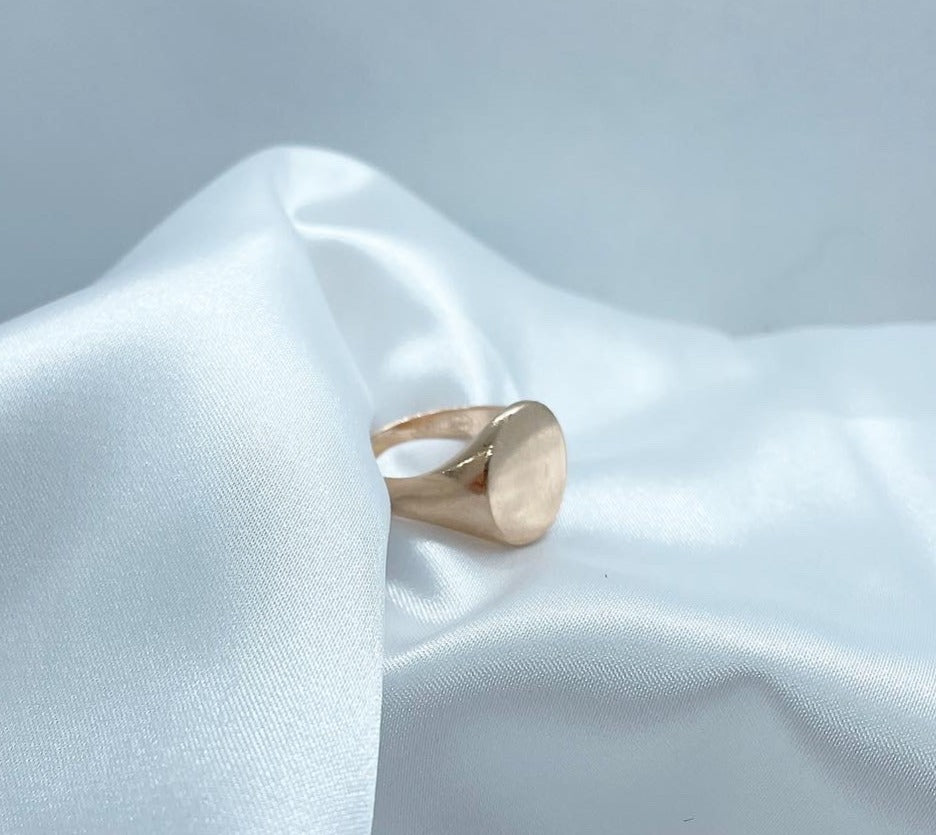 Our Signature Oval Signet ring in Grande – Enigma Jewellers