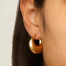 Load image into Gallery viewer, Billow Hoop Earring Gold