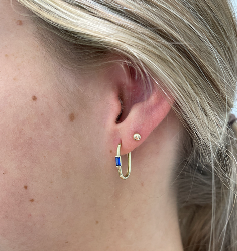 9ct gold paperclip - elongated style earring with Electric blue baguette