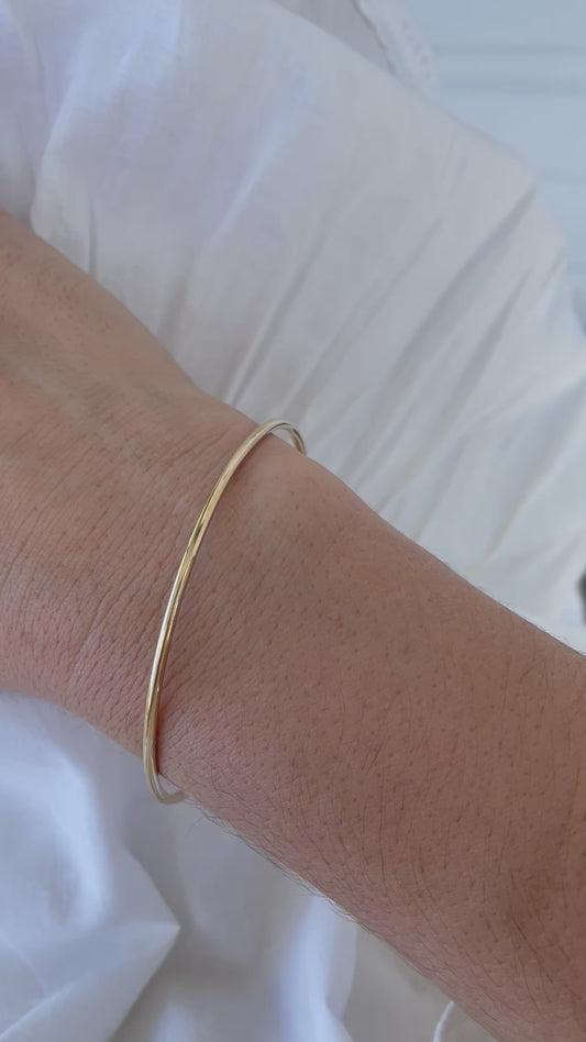 Marta solid fine round bangle in Gold