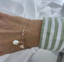 Load image into Gallery viewer, Fine Clip Chain Bracelet With Oval Pearl